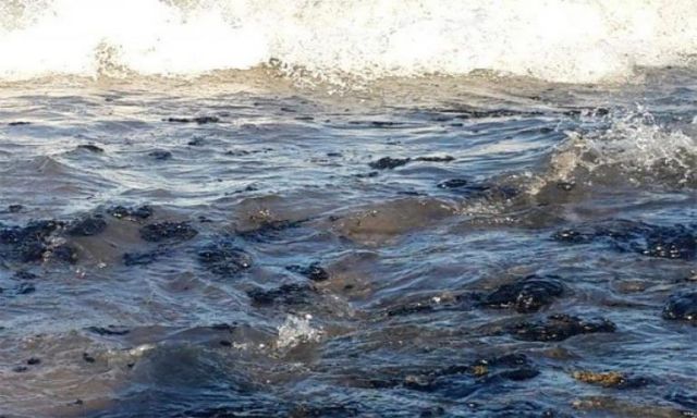 اكتشاف تلوث بترولي على شواطئ رأس غارب بمساحة بلغت كيلو متر