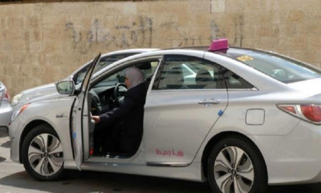 الأردن تطلق تاكسي أنثوي بلافته ”بمبي” ولا يركبه إلا النساء