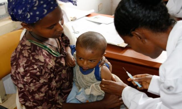 رئيس أوغندا يطبق قانون بالغرامة والحبس لمن يمنع طفله من التطعيمات المجانية