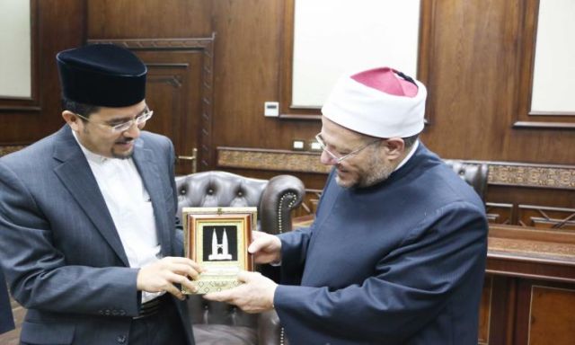 شوقي علام يبحث تعزيز التعاون الديني بين ماليزيا ودار الإفتاء