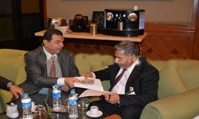 وزير القوى العاملة محمد سعفان، فالح هادي والمسئول العراقي علي العامري
