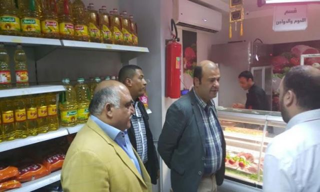 وزير التموين يفتتح منفذ لبيع السلع الغذائية بأسعار مخفضة بمنطقة القصعي بالاسكندرية