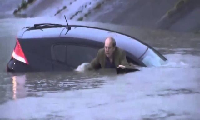 مراسل أخبار الطقس ينقذ عجوز من الغرق بسبب فيضانات تكساس