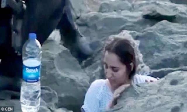 فرقة مطافئ لإنقاذ فتاة تركية فقدت موبايلها بين صخور الشاطئ