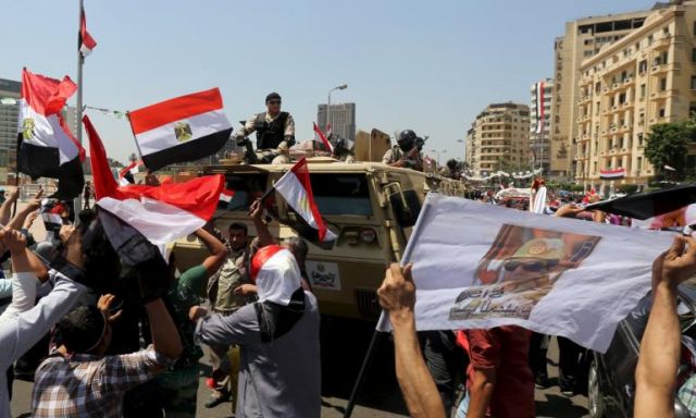مواطنون يحتفلون بتحرير سيناء بميدان التحرير