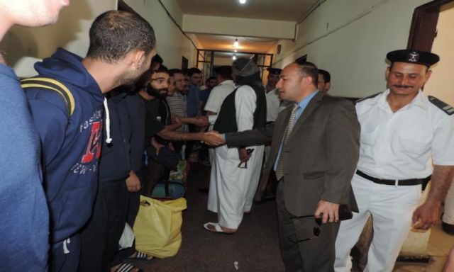 بالصور ..الإفراج بالعفو عن 22 من نزلاء السجون بمناسبة عيد تحرير سيناء فى مطروح