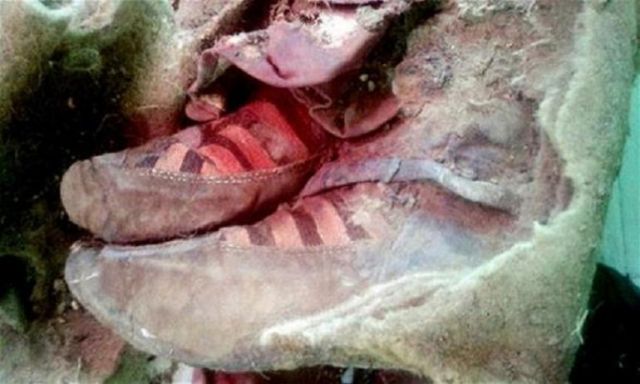 اكتشاف جثة محنطة كانت تلبس حذاء رياضي