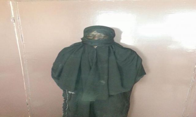شاهد بالصور..سقوط متسول يرتدي ملابس النقاب الحريمي بمدينة براني