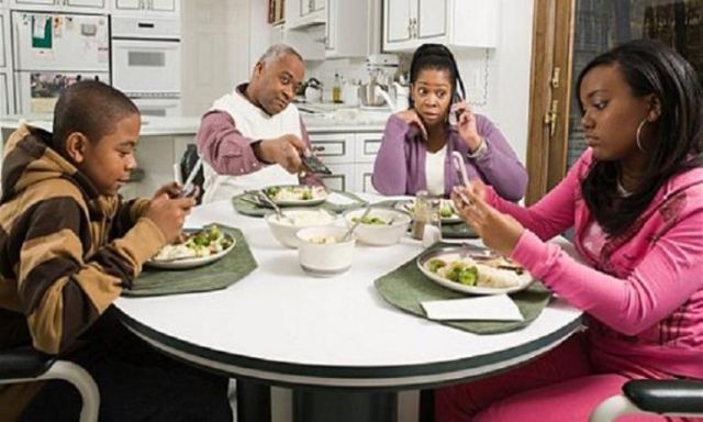 دراسة أمريكية توضح قواعد استخدام الموبايل علي مائدة الطعام