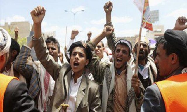 الحوثيون يسحلون مسئول حكومى ويطالبونه بمغادرة صنعاء