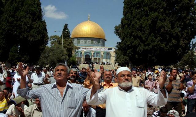 300 فلسطيني يغادرون غزة عبر معبر بيت حانون للصلاة في المسجد الأقصى