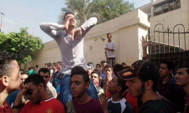 طلاب الثانوية العامة يتظاهرون أمام وزارة التعليم ويطالبون بإلغاء التنسيق