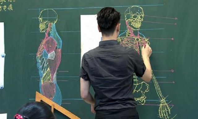مدرس علوم تايواني يعلم التلاميذ بالفنون التشكيلية