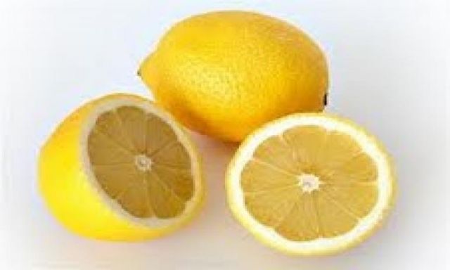 ماسك الليمون والبيض يساعد على تجميل البشرة ونضارتها