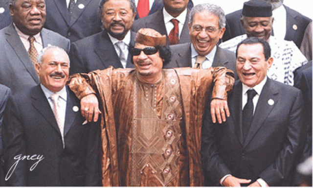 القذافي كان يهين حسني مبارك وأرتدي ”جوانتي” حتى لا يصافحه