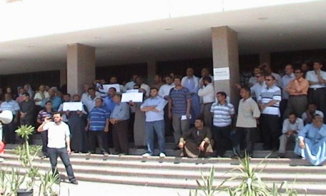 العاملين بجامعة المنيا يطالبون بزيادة المرتبات أسوة بأعضاء هيئة التدريس