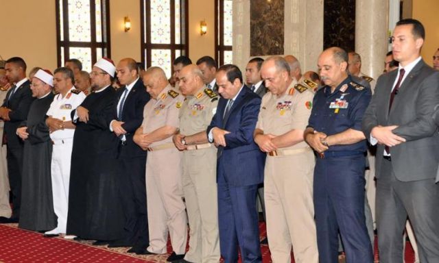شاهد بالصور ..الرئيس السيسى يؤدى صلاة الجمعة بمسجد المشير طنطاوى