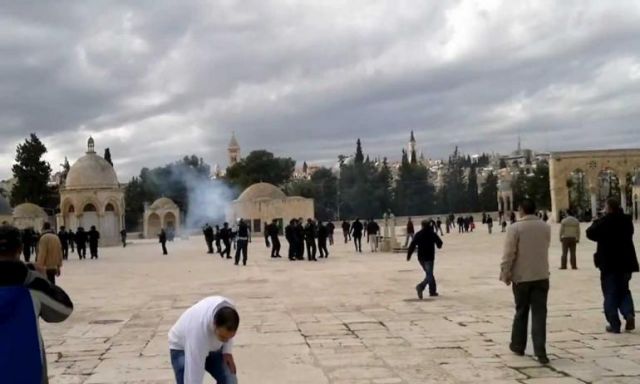 اقتحام جديد من المستوطنين لباحات المسجد الأقصي واندلاع الاشتباكات مع الفلسطينيين