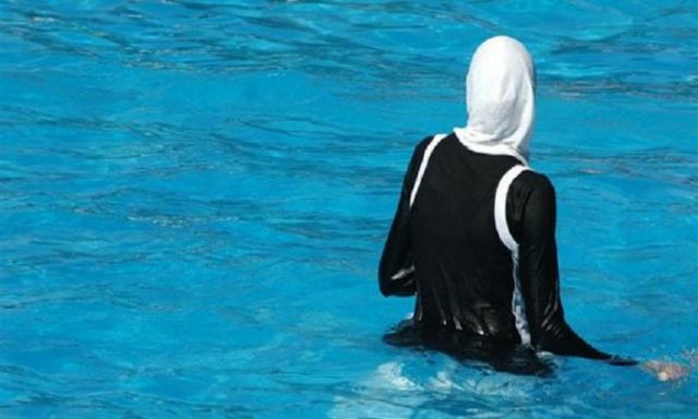 مسلمتان ترفضان السباحة أمام الرجال فرفضت سويسرا منحهم الجنسية
