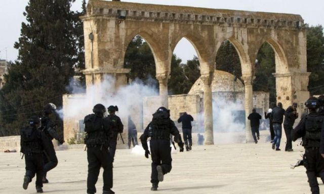 القوات الإسرائيلية تمنع آلاف الفلسطينيين من دخول المسجد الأقصي لأداء صلاة الجمعة
