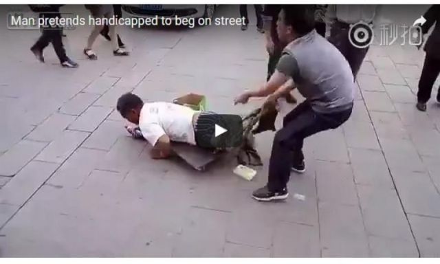 بالفيديو .. رجل ينزع سروال متسول معاق ويكشف خداعه
