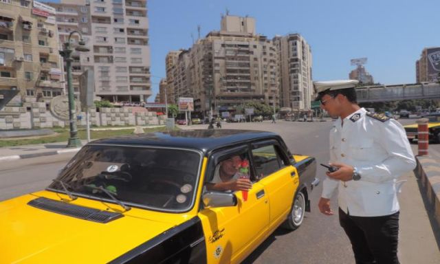 بالصور.. الشرطة بالأسكندرية  تهنئ  المواطنين بحلول عيد الفطر المبارك  بتوزيع الزهور