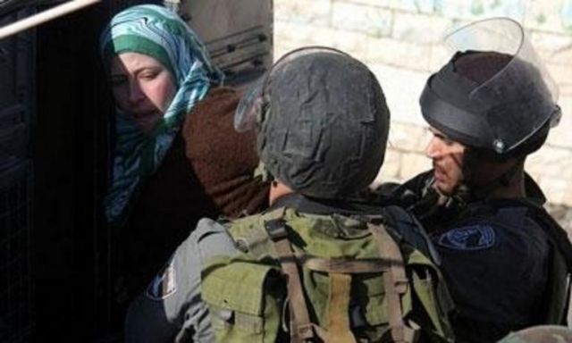 قوات الاحتلال تعتقل فلسطينية في الخليل بزعم حيازتها سكينا