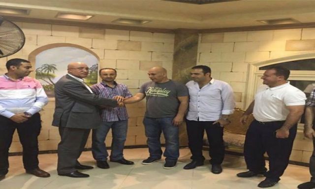 بالصور ..أنتهاء  أزمة  حسام حسن  وأمين الشرطة  بالإسماعيلية  بالتصالح