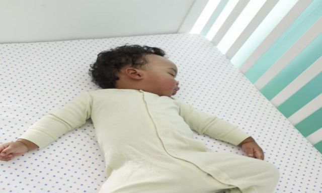 دراسة : النوم المبكر للأطفال يحميهم من البدانة