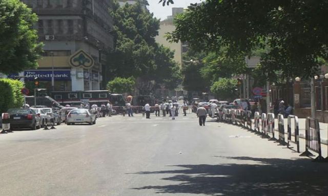 قوات الأمن تغلق شارع عبد الخالق ثروت بوسط القاهرة