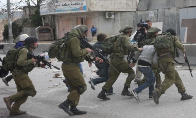 الجيش الإسرائيلي يعتقل 10 فلسطينيين بغزة وجنوب الضفة