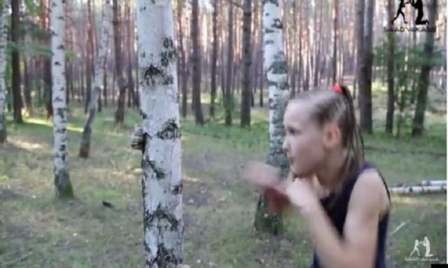 طفلة روسية تقطع الأشجار بيدها