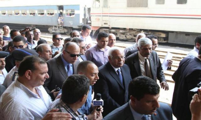 وزير النقل يتفقد محطة سكك حديد مصر لمتابعة انتظام سير حركة القطارات
