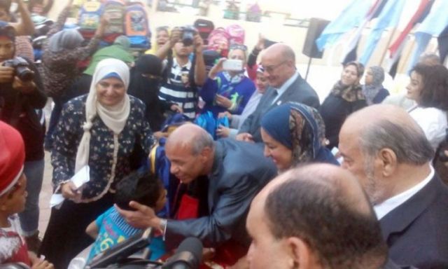 محافظة القاهرة توزع 500 حقيبة وزي مدرسي لطلاب الأسمرات