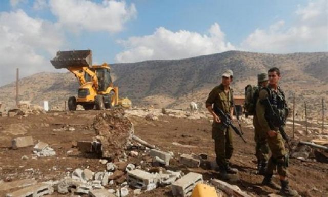 قوات الاحتلال الإسرائيلي تهدم خيام عائلات فلسطينية في قرية العقبة