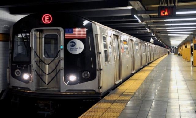أمريكية تصيب ركاب مترو الأنفاق بالذعر.. والسبب