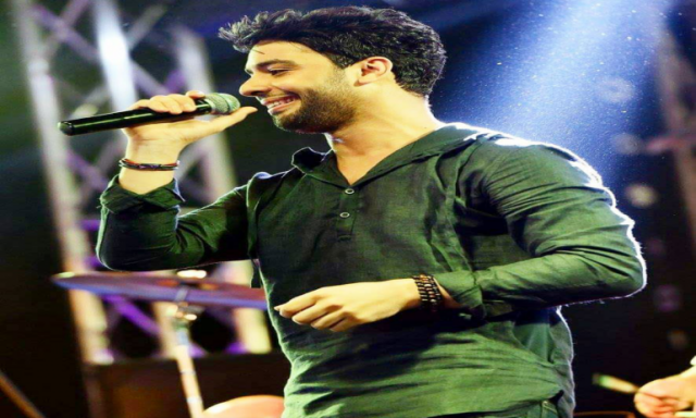 أحمد جمال يحتفل مع جمهوره بمرور عام على ألبوم”يالا نعيش”