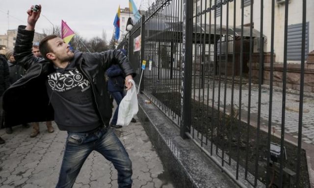 هجوم بالألعاب النارية على السفارة الروسية بكييف
