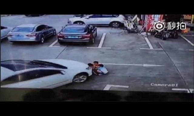 فيديو صادم.. انشغال السائق بالموبايل كاد يقتل 3 اطفال