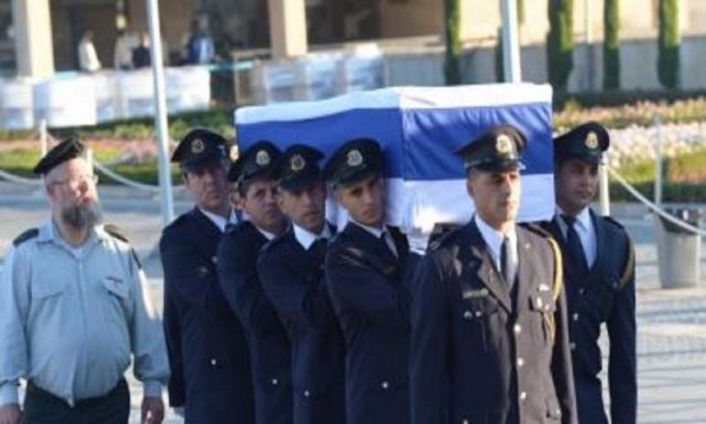 نقل جثمان شيمون بيريز إلى ساحة الكنيست الإسرائيلى لإلقاء النظرة الأخيرة عليه