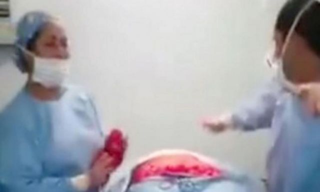وزارة الصحة بكولومبيا تعاقب طبيب كان يرقص فوق جثة مريض