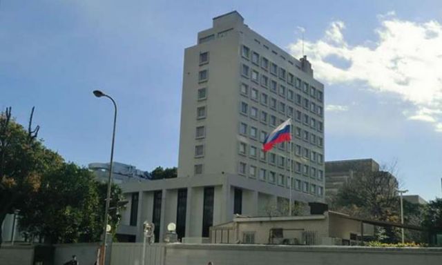 الخارجية الروسية تعلن استهداف سفارتها بدمشق