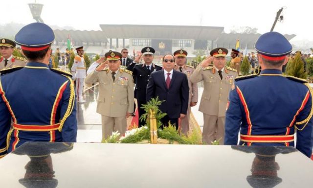 شاهد بالصور ..  السيسى يضع أكاليل الزهور على النصب التذكارى لشهداء القوات المسلحة