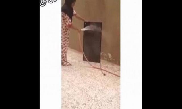 سعودي يواجه غسيل عاملة لشاشة تلفزيون بخرطوم المياه بالضحك