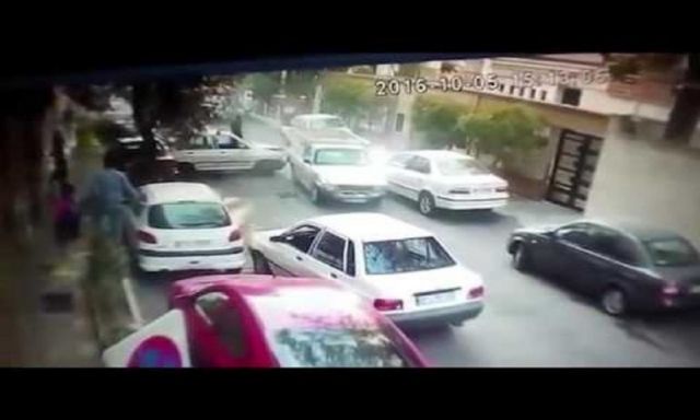 ايراني سار في اتجاه معاكس فدمر 8 سيارات