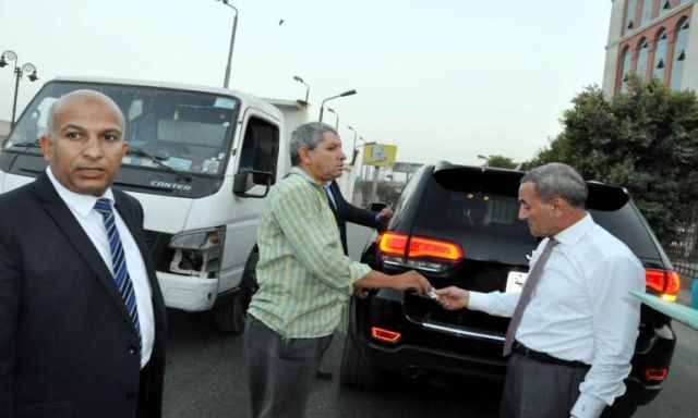 بالصور.  محافظ القليوبية  يضبط 21 سيارة تسير عكس الاتجاه  بمدينة شبرا الخيمة