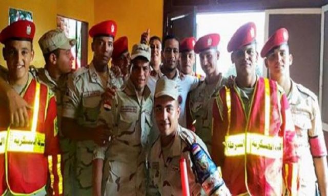 رمضان يلتقط صورة مع الجنود