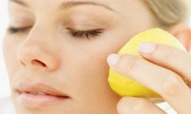 الليمون يخلصك من المناطق الغامقة في بشرتك