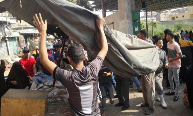 بالصور..حملة لإزالة الباعة الجائلين أمام مركز طبى عثمان بشبرا الخيمة