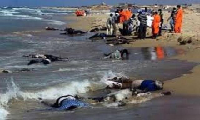 الهلال الأحمر ينتشل 16 جثة من على شاطئ ”زوارة الليبية”
